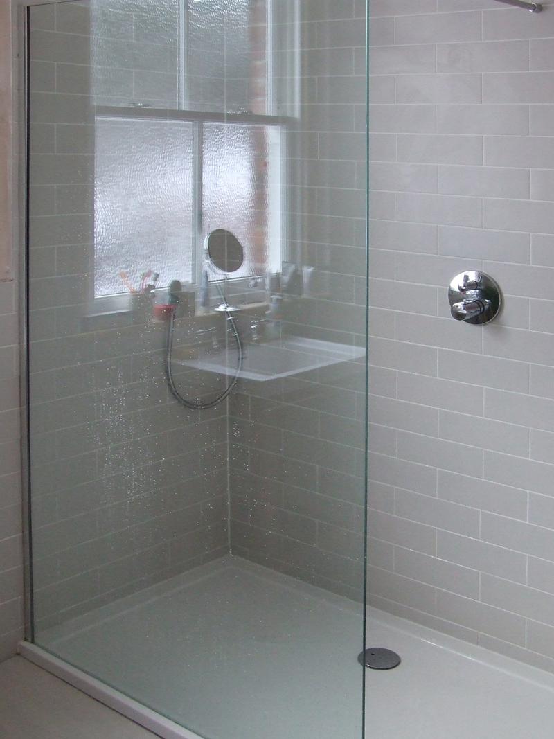 Shower enclosure with glass screen