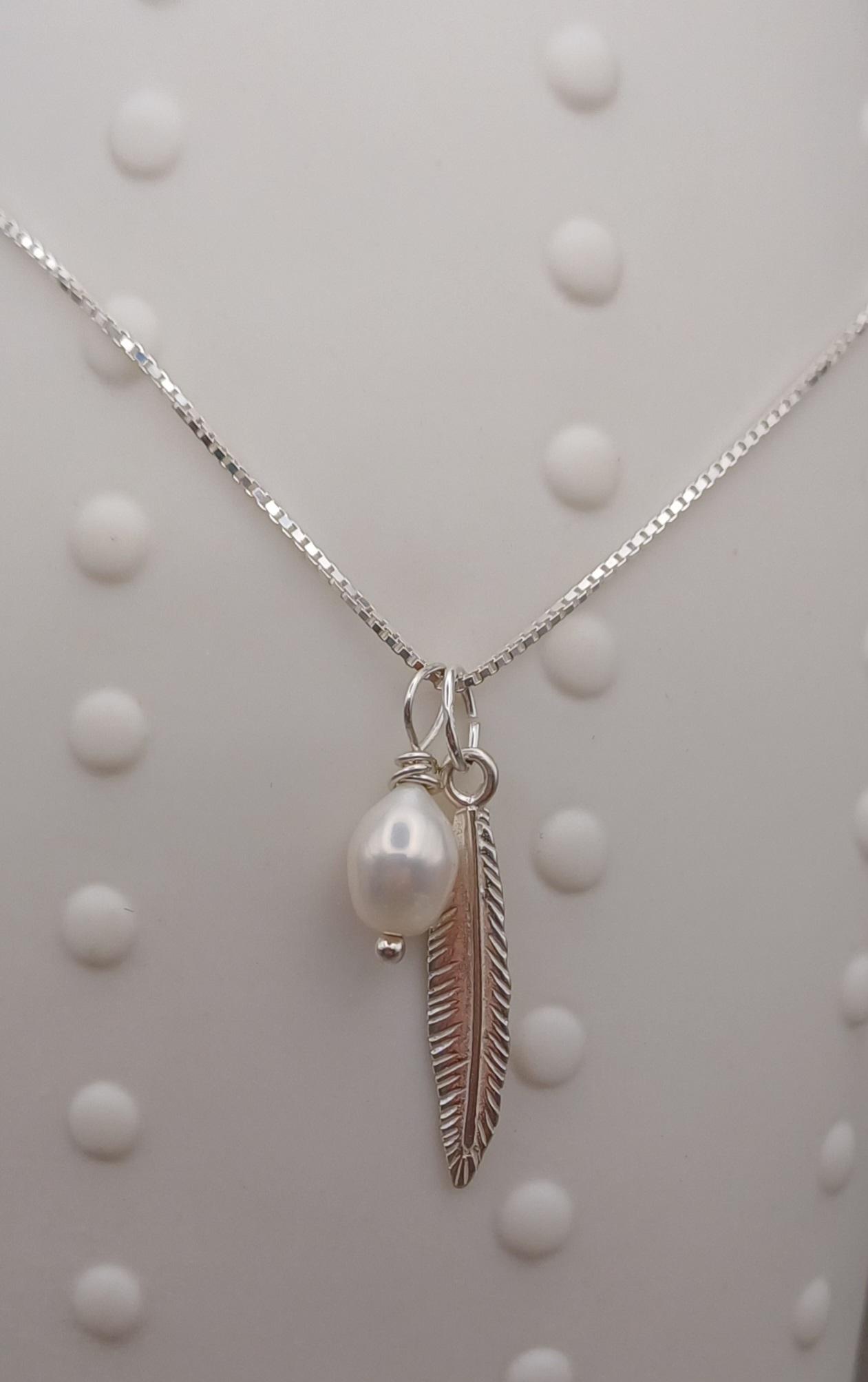 NECKLACES - Leaf Pearl Necklace