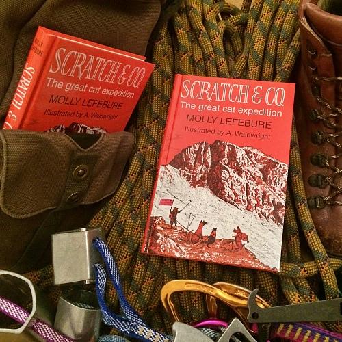 Book cover of Scratch & Co. The Great Cat Expedition with a rucksack, boots and climbing gear in the background