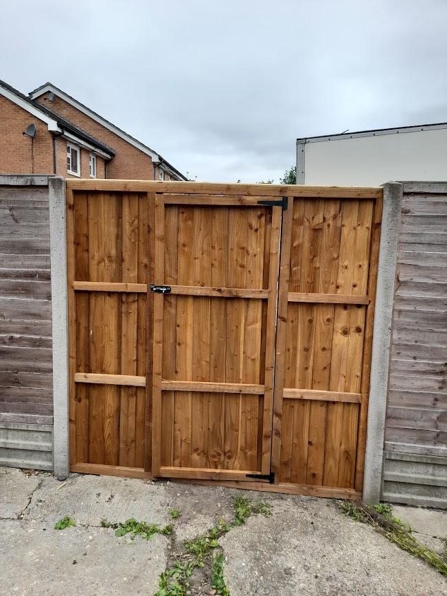 door built in to a closeboard fence panel