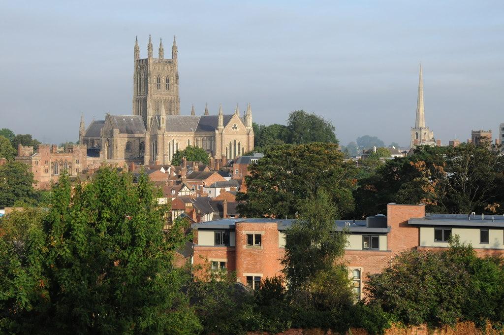 Worcester_Cathedral_and_city_skyline_-_geographorguk_-_3643563jpg