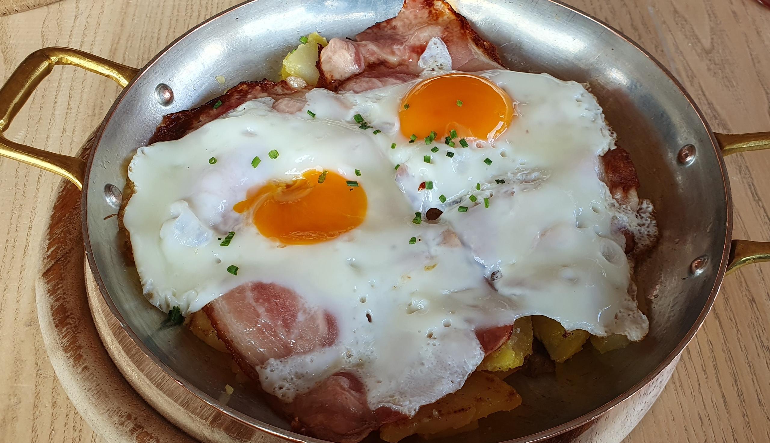 Bratkartoffeln with bacon & egg