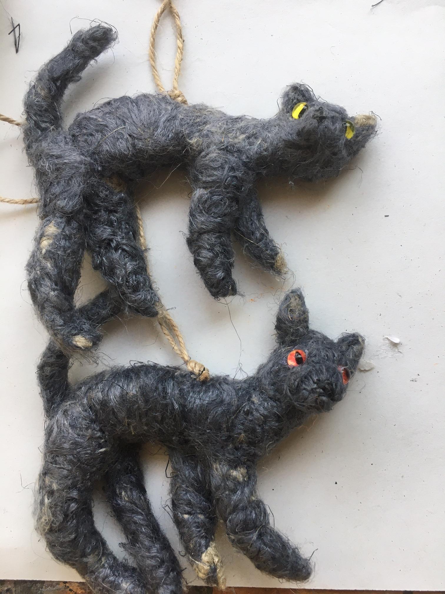 Spooked blue Persian cat. Needle-felted flax ornaments.